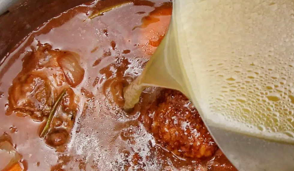 Aggiungere liquido al pollo con l'osso quando lo si riscalda
