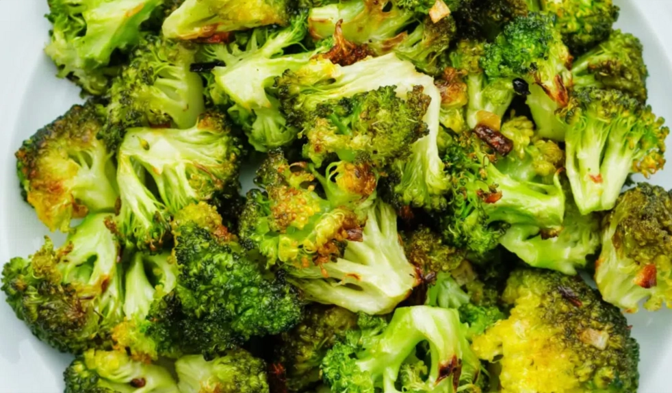 Broccoli arrostiti su un piatto bianco