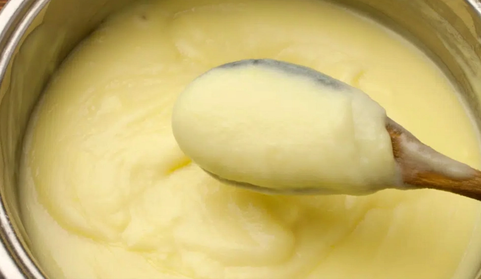 Crema pasticcera in una casseruola da riscaldare