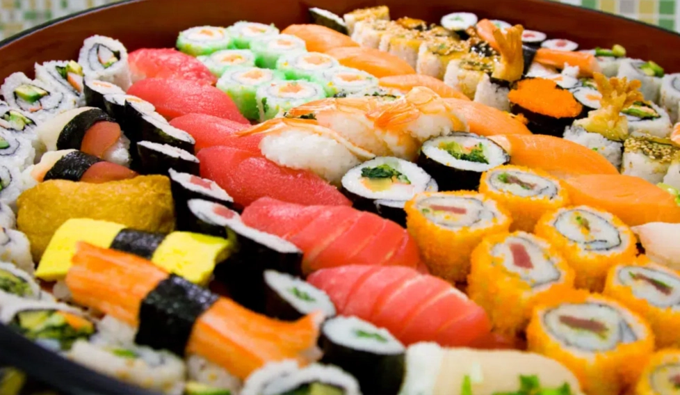 Piatto di sushi con maki e nigiri